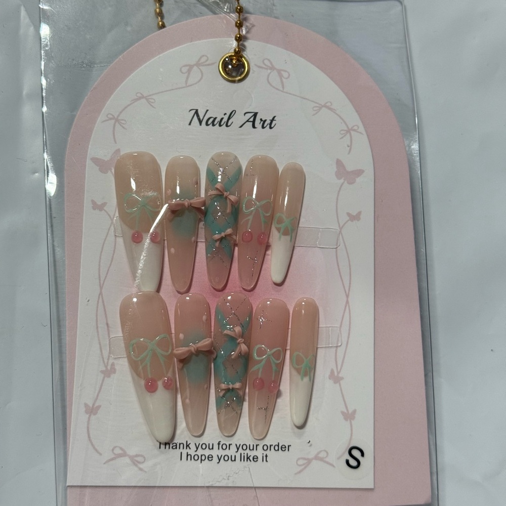 Chic Pink and Green Press-On Nails with Minimalist Patterns